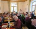 Bild: ua
Die Ehrenamtlichen der Nachbarschaftshilfe ließen sich das Weihnachtsessen im Kolpingsheim Ursensollen schmecken.