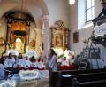 Bild: ens
Die Etzgersriether Ministranten schlüpfen beim Krippenspiel in die Rolle der Engel im Himmel. Bis zur Geburt Jesu müssen diese noch viel lernen.