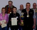 Bild: lgc
Schützenmeisterin Claudia Schreglmann (links) und ihr Stellvertreter Dieter Pommeranz (rechts) zeichnen die erfolgreichen Schützen des Jahres 2019 aus. Hierzu zählten Franziska Götz, Albert Schreglmann, Nadine Banasch und Klaus Steinrück (Mitte, von links). Mit vier Auszeichnungen ist Dietmar Banasch (Dritter von rechts) am erfolgreichsten. Zu den Gratulanten zählt auch Bürgermeister Gerhard Löckler (Zweiter von rechts.)
