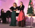 Bild: Hirsch
Anne Görner, Marie Giroux und Jenny Schäuffelen (von rechts) ließen in der Spitalkirche Weihnachtslieder aus aller Welt erklingen.