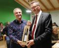 Bild: ohr
Stellvertreter Thomas Rohrwild (links) überreichte Bürgermeister Hans Prechtl als symbolische Geschenk eine Flasche Wein.