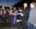 Bild: ohr
Der Bergknappenverein Stulln/Schwarzenfeld leitete die Mettenschicht mit einer Waldweihnacht ein. Pfarrvikar Joseph Kokkoth (Mitte) gestaltete die besinnliche Feier (von rechts) mit Vorsitzendem Jürgen Ferschl, Vorstandschaftsmitglied der Soldaten- und Kriegerkameradschaft Stulln, Helmut Kramer, sowie den Akkordeonspielern Reinhard Höreth, Ludwig Gerl und Doris Ferschl (links).