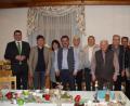 Bild: mmj
Landrat Thomas Ebeling, die Bürgermeister Gerald Reiter (Stadlern), Birgit Höcherl (Schönsee) und Manfred Dirscherl (Weiding, von links), sowie (von rechts) Dominik Hauser, Mitarbeiter am Landratsamt Schwandorf, und Magdalena Bittner, Verwaltungsgemeinschaft Schönsee (von rechts), bedankte sich bei den Bürgerbusfahrern im Schönseer Land für ihren Einsatz.