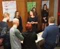 Bild: exb
Hanna Gimmel, Luisa Ernst, Laura Fabry und Leonie Fiedler aus der Klasse 9b präsentieren Schulleiter Oliver Brandt und dem Bewertungsteam ihr Projekt „Nachhaltiges Wirtschaften in unserem Umfeld“.