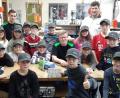 Bild: mab
Die Kinder der vierten Klassen haben Freude am Schrauben und Löten. Ausbilder Matthias Beer (hinten rechts) mit den Auszubildenden der Firma Sennebogen zeigten, wie Technik Spaß macht.