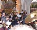 Bild: ga
Die Blaskapelle Auerbachtal lud mir weihnachtlichen Liedern vom Portal der Unterauerbacher Pfarrkirche musikalisch zur Christmette ein.