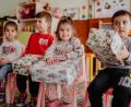 Bild: Dominik Lenz
Strahlende Gesichter, glückliche Kinder: Die Helfer der Weihnachtspäckchen-Aktion haben es auf ihren Touren durch Osteuropa selbst erlebt - schon kleine Geschenke können eine große Freude bereiten.