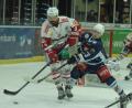 Bild: gb
Die Blue Devils verloren am zweiten Weihnachtsfeiertag das Oberpfalzderby gegen den EV Regensburg mit 3:6. Hier kämpfen zwei Tschechen um die Scheibe, der Regensburger Richard Divis (links) und der Weidener Tomas Rubes.