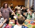 Bild: Petra Hartl
Der Christliche Verein Junger Menschen (CVJM) Amberg lädt seit über 50 Jahren immer am 24. Dezember einsame Menschen zu einer gemeinsamen Weihnachtsfeier ein.