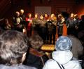 Bild: R. Kreuzer
Der evangelische Posaunenchor Neunkirchen und auch der Chor aus Parkstein gestalten die Feier im Freien. Die Besucher stimmen bei „Stille Nacht“ mit ein.