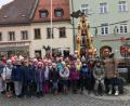 Bild: sei
Nach dem Besuch der Regionalbibliothek erkunden die Schüler aus Mantel mit den tschechischen Schülern die Weidener Altstadt.