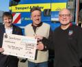 Bild: Hirsch
Unternehmer Josef Beer (Mitte) überreichte KJF-Geschäftsführer Michael Eibl (links) einen Scheck über 6000 Euro. Den Kontakt hatte Armin Wolf (rechts) hergestellt.