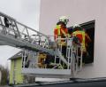 Bild: mde
Einsatzkräfte der Freiw. Feuerwehr Kemnath öffnen mit Werkzeugen über den Korb der Drehleiter ein Fenster einer Wohnung eines Mehrparteienhauses, da der Rauchwarnmelder in der Wohnung Alarm schlug.