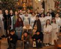 Bild: dob
Eine große Gruppe an Kindern studierte das Krippenspiel in der St. Erhard Kirche in Roggenstein ein und trugen es mustergültig vor. Andächtig stehen sie vor der Krippe des Jesuskinds.