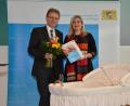 Bild: Bayerisches Gesundheitsministerium/exb
Bayerns Gesundheitsministerin Melanie Huml überreichte Manfred Tretter, Finanzchef der Kliniken Nordoberpfalz AG, den Förderbescheid für kleine Geburtshilfestationen im ländlichen Raum.