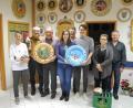 Bild: du
Sportleiterin Bettina Robl (Fünfte von rechts) gewinnt bei "Hubertus" die Weihnachtsscheibe, Andreas Förtsch (Dritter von links) die von Schützenmeister Josef Robl (Zweiter von links) gestiftete Jubiläumsscheibe.