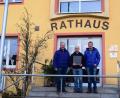 Bild: oe
Gemeinderat Gerhard Schuller, Josef Schaller und Michael Sprang (von links) unterstützen die Unterschriftenaktion für ein Bürgerbegehren „Stoppt den Rathausumbau“, wofür sich in weniger als sieben Tagen rund 300 Bürger eingetragen haben.
