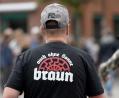 Bild: Caroline Seidel/dpa
Ein Teilnehmer einer rechten Kundgebung trägt ein T-Shirt mit einer Rune in Form einer halben "schwarzen Sonne" die einem Hakenkreuz ähnelt. Eine schwarze Sonne, Erkennungssymbol der rechtsextremen Szene, trägt CDU-Kreispolitiker Robert Möritz als Tattoo auf der Haut.