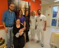 Bild: exb/Krankenhaus St. Barbara
Katrin und Fred Seidemann hatten während der Geburt Hebamme Sandra Wallner (Dritte von links) und Chefärztin Dr. Susanne Merl (Dritte von rechts) an ihrer Seite.