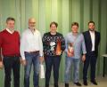 Bild: mnt
Auf der Weihnachtsfeier wurden langjährige Vorstandsmitglieder offiziell aus ihren Ämtern verabschiedet. Das Bild zeigt (von links) 2. Vorstand Hans Hutzler, Manfred Mösbauer, Johanna Bösl, Erwin Hutzler und Vorstand Gerhard Baier.