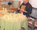 Bild: tu
Holzschnitzer Erich Neuber führt sein Hobby im „Schnitzerstüberl“ des Stadtmuseums vor.