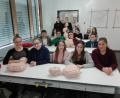 Bild: den
Die Schüler der Bio-Klasse 10a mit den Übungspuppen.