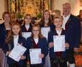 Bild: bö
Leistungsabzeichen für Musiker der Trachtenkapelle Hohenburg (von links): musikalische Leiterin Anja Paulus, Magdalena Eck (Klarinette), Stephanie Lindner (Querflöte), Franziska Lautenschlager (Klarinette), Nina Plank (Klarinette), Michael Paulus (Schlagzeug) und Vorsitzender Markus Mitschke.
