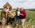 Bild: Clemens Hösamer
Vereint für den Artenschutz: Landwirt Manfred Beer (rechts) übergibt die Patenschaftsurkunde für eine Blühfläche an Vertreter der Schützengesellschaft Nabtal und der Wölsendorfer Jäger.