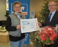 Bild: jr
Die Teilnahme am Gewinnsparen der Volksbank Raiffeisenbank Nordoberpfalz brachte der gebürtigen Konnersreutherin Marianne Patz den Hauptgewinn von 10 000 Euro ein. Stellvertretender Regionalmarktleiter Harald Zottmeier überreichte den symbolischen Scheck und einen Weihnachtsstern.