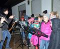 Bild: dob
Der Kinderchor der Pfarrgemeinde "Kinder der Musik" gestalteten die Waldweihnacht musikalisch mit. Thomas Winderl spielte mit der Querflöte, während Kathrin Scheibl den Takt vorgab.