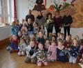 Bild: jr
In den Ruhestand verabschiedet wurde Gisela Wild (Mitte), die drei Jahrzehnte lang als Erzieherin im Kinderhaus Pechbrunn arbeitete. Dafür dankten (von links) Thilo Rank vom Elternbeirat, Kinderhausleiterin Sabine Doß, ihre Vorgängerin Brigitte Kreil und Bürgermeister Ernst Neumann. Im Vordergrund ein Teil der Kinder, die jeweils eine Rose überreichten.