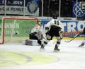 Bild: gb
So wollen die Blue-Devils-Fans Tomas Rubes sehen: Hier schießt der Tscheche im ersten Match gegen den Höchstadter EC zum 4:2-Endstand ein. Am Samstag und Montag treffen die Weidener zwei Mal auf die Mittelfranken. Im Kampf um den Einzug in die Meisterrunde sind sechs Punkte Pflicht.