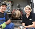 Bild: Petra Hartl
Sprengmeister Michael Weiß und seine Kollegin Bettina Jurga haben Ende August wieder gut lachen, als die zweite Weltkriegsbombe, die in Haselmühl bei Bauarbeiten gefunden wurde, entschärft ist.