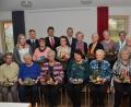 Bild: dob
Zahlreiche Seniorinnen konnten für ihre lange Treue zu den Wasser- und Gymnastikgruppen von Lotte Hofmann (hinten, Zweite von rechts) geehrt werden. Mit einem adventlichen Gesteck bedankte sich Lotte Hofmann bei jeder einzelnen Frau.