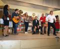 Bild: sön
Den Schwank „Da Grantlhuaber“ garnieren die Akteure mit der Original Goaslandler-Band mit Gesangs- und Tanzeinlagen durch Bürgermeister Franz-Josef Dimpflmayr, „der ja weiß, wie man schließlich Politik macht“.