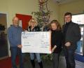 Bild: Winkler
Der Lions-Club Weiden „Goldene Straße“ beschert 250 Flüchtlingskindern ein schönes Weihnachtsfest. Hierfür dankt Jost Hess vom AK Asyl (links) Präsidentin Andrea Schubert (Zweite von rechts) bei der symbolischen Scheckübergabe.