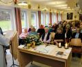 Bild: do
Dankbare Senioren und deren Angehörige findet der Männerchor jedes Jahr im BRK-Seniorenzentrum bei der musikalischen Gestaltung des Gottesdienstes am Stephanus-Tag mit Ruhestandspfarrer Helmut Süß (links) vor.