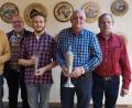 Bild: nib
Über verschiedene Pokale freuen sich Willi Stöckl (Erwin Zerbian Pokal), Dritter Schützenmeister Erwin Zerbian, Simon Obendorfer (Glaskugelpokal), Alfons Schmidl (Wiedergründungspokal) und Schießleiter Klaus Ketzler (von links).