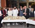 Bild: hcz
Klinikums-Koch Marcel Hofmeister (Mitte) hatte ein Festessen zubereitet. OB Seggewiß (Dritter von rechts) hielt eine festliche Rede. Viele Ehrenamtliche arbeiteten bei der Gestaltung der "Einsamenweihnachtsfeier" in der Personalcafeteria mit.