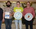 Bild: ker
Nach dem Weihnachtsschießen beim Bruderbund (von links): Schützenmeister Werner Grünthaler, Weihnachtspreisgewinner Thomas Grädler, Jugendscheibensieger Tobias Herold und der Gewinner der Nikolausscheibe, Erwin Kolb.