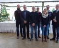 Bild: AELF/exb
Am Amt für Ernährung, Landwirtschaft und Forsten Tirschenreuth gibt es einige neue Mitarbeiter: Personalratsvorsitzender Martin Wittmann und stellvertretender Behördenleiter Dirk Lüder (von links) begrüßten Thomas Hösl, Wolfgang Gleißner, Stefanie Lehner und Christian Magerl. Auch Behördenleiter Wolfgang Wenisch (rechts) wünschte einen guten Start.