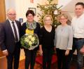 Bild: do
Während Bürgermeister Albert Nickl beispielhaft die vorbildlichen Schul- und Kindergarteneinrichtungen lobt, würdigt sein Stellvertreter Roland Hörl das erfolgreiche Wirken des Bürgermeisters mit einem Genusskörberl. Blumen gibt es für die "First-Lady". Im Bild (von links) Bürgermeister Albert Nickl, Ehefrau Lisa, Kita-Leiterin Waltraud Wagner, Schulrektorin Gabriele Bodner und zweiter Bürgermeister Roland Hörl.
