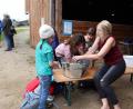 Archivbild: Thomas Dobler
Die jährliche Weltwasserwoche im im Oberpfälzer Freilandmuseum Neusath-Perschen soll Schulkinder an vielen Stationen mit der Bedeutung des Elements Wasser vertraut machen. Dass man Wasser auch zum Kneipen benutzen kann, lerrnten die jungen Leute an dieser Station.