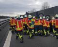 Bild: exb
Die Feuerwehr Schirmitz räumt auf. Auf der A93 in Fahrtrichtung Regensburg ereignete sich ein Unfall.