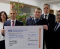 Bild: le
Mit einer überraschenden Spende als "Christkindl" wartete die Volksbank Raiffeisenbank Nordoberpfalz bei der Spendenübergabe von 2 000 Euro auf. Das Geld wird zweckgebunden für die notwendige Anschaffung eines neuen Versorgungsfahrzeuges verwendet. Bild von links: Vorsitzender Felix Witzl, Birgit Käs, Zweigstellenleiter Lothar Kurz, Kommandant Felix Müller, Direktor Bernhard Wolf und Direktor Thomas Ludwig.