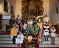 Bild: öt
In der von Pfarrer Josef Waleszczuk (hinten, rechts) in der Pfarrkirche Patrona Bavariae Neusorg zelebrierten Andacht führten die neuen Kommunionkinder unter der Regie des Familiengottesdienst-Teams ein Krippenspiel auf. Gesanglich umrahmt wurde die Andacht vom Kinderchor unter der Leitung von Corinna Schraml.
