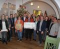 Bild: kro
3000 Euro spendete der Förderverein Fischhofpark, unterstützt von Firmen un dr Badn "Soulmate", an die Kinderkrebshilfe Oberpfalz Nord. Beschenkt wurde auch der kleinen Hugo Walbrunn. Unser Bild Herbert Putzer (mit dem Schekc) von der Kinderkrebshilfe sowie Sabrina Walbrunn (links daneben), die Spielzeug und ein Geldgeschenk für ihren kleinen Hugo erhielt.
