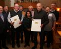 Bild: dpe
Die Vorstandsmitglieder (hinten, von links) Norbert Siegert, Josef Dotzler, Albert Schreglmann, Anselm Schöpf, Georg Wisneth und Markus Rösch gratulieren zusammen mit Bürgermeister Peter Dotzler (vorn links) und Regierungsrätin Miriam Drlicek (Mitte) Andreas Wendl (vorn, Zweiter von links) und Josef Wendl (vorn rechts) zu ihrer Ehrung