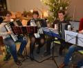 Bild: jr
Eigens für die Krippennacht wurden die „Schnitzer-Stubenmusikanten“ aus der Taufe gehoben, die unter der Leitung von Peter F. Dotzauer (Zweiter von rechts) aufspielte