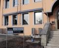 Bild: jma
"Schule ohne Rassismus – Schule mit Courage": Auf die Auszeichnung, auf die Schulleiter Wolfgang Bodensteiner stolz ist, macht ein Schild vor dem Eingang aufmerksam.